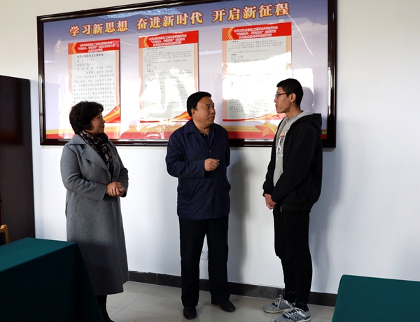 1573550545647779.jpg 马文刚与学生交谈_副本.jpg